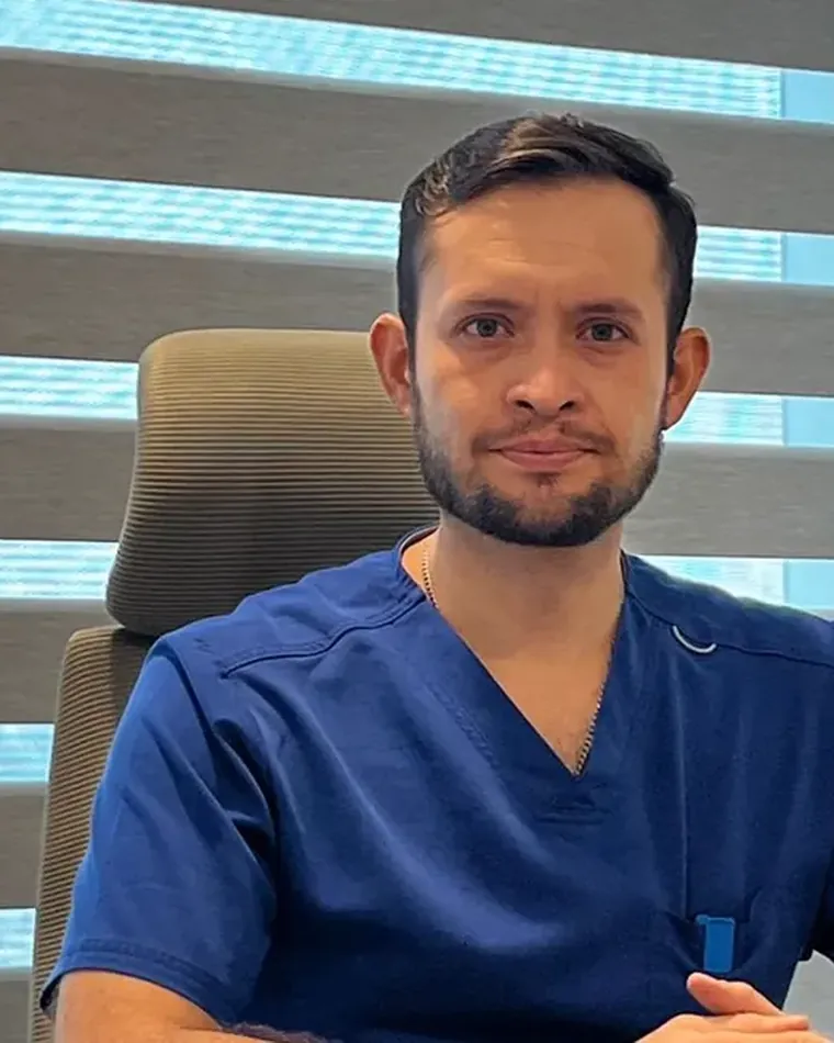 Dr. Said Paul de la Paz Martínez, urólogo que realiza cirugía de próstata con láser HoLEP en CDMX