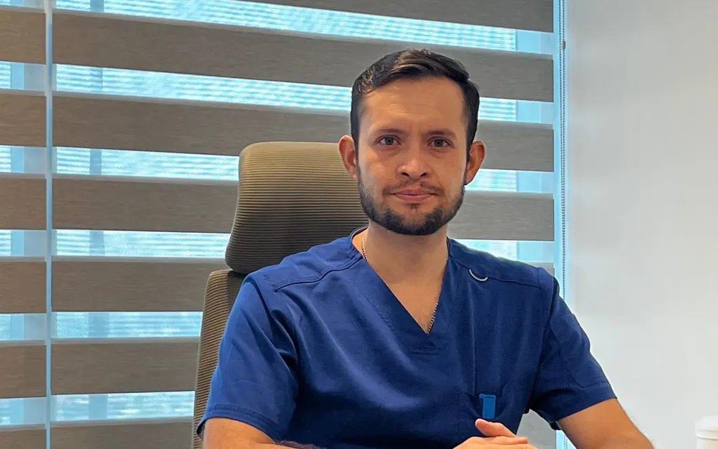 Dr. Said Paul de la Paz Martínez, urólogo certificado, en su consultorio de Polanco